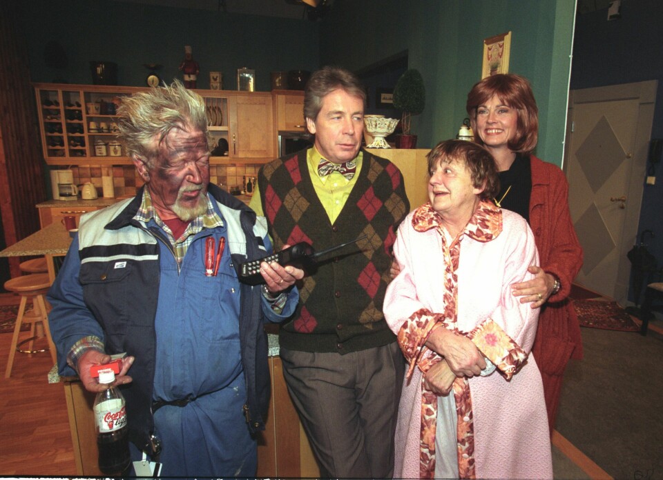 HUMOR: Minken Fosheim (bak til høyre) var med i TV-serien «Karl & co».