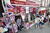 Bildet viser en suvernirbutikk i Windsor med mange Harry-og-Meghan-ting.