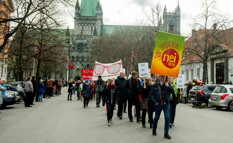MOTSTAND: Sju av ti nordmenn er enige med disse. De vil ikke at Norge skal bli en del av EU. Bildet er fra Trondheim i 2015.
