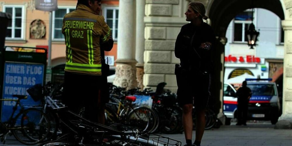 PÅKJØRT: En mann kjørte bilen sin inn i en folkemengde i Østerrike lørdag. Tre personer ble drept. Her ligger ødelagte sykler på bakken.