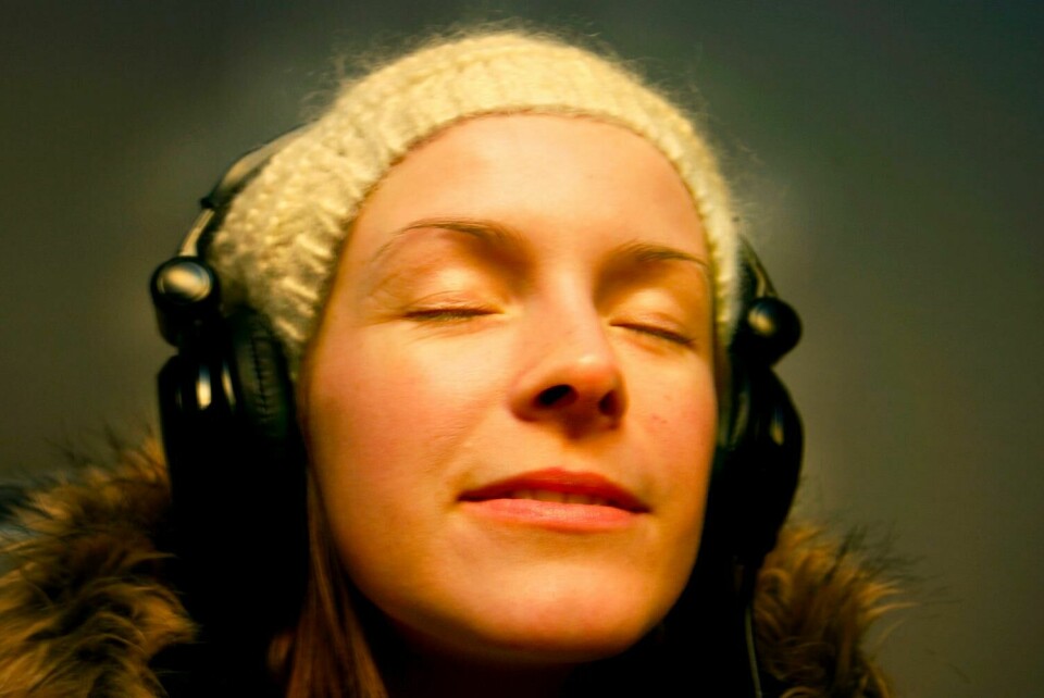 LYTTE: Lydbøker er populære. Nå finnes det også erotiske lydbøker og noveller. Lydbøker blir stadig mer populære, nå også i form av erotiske bøker som både menn og kvinner lytter til på vei til og fra jobb. Illustrasjonsfoto: Rune Wikstøl / NTB scanpix