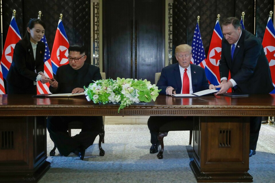 SIGNERTE: Kim Jong-un møtte Donald Trump tirsdag. Møtet mellom Nord-Koreas leder og presidenten i USA er historisk. De signerte et viktig dokument.