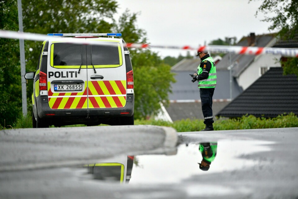 SKOGN: To personer ble stukket med kniv i Skogn i Trøndelag. Politiet skjøt en mann i beinet. Bildet viser en politibil og en politimann.