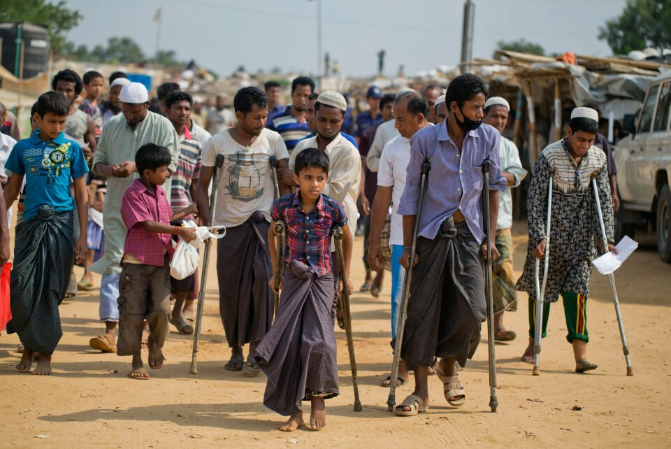 FLYKTNINGER: Folk fra gruppa rohingya er blant dem som er drevet på flukt. Her kommer skadde flyktninger til en leir i Bangladesh.
