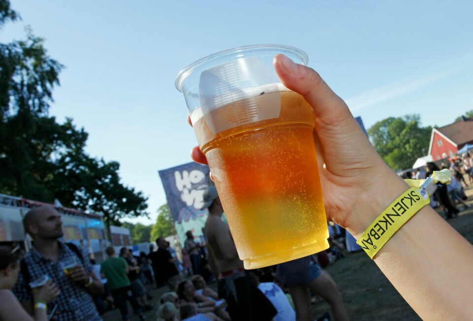 Det er en gass-krise i Europa. Gassen CO2 mangler. Det gjør at flere butikker og restauranter må slutte å selge øl.