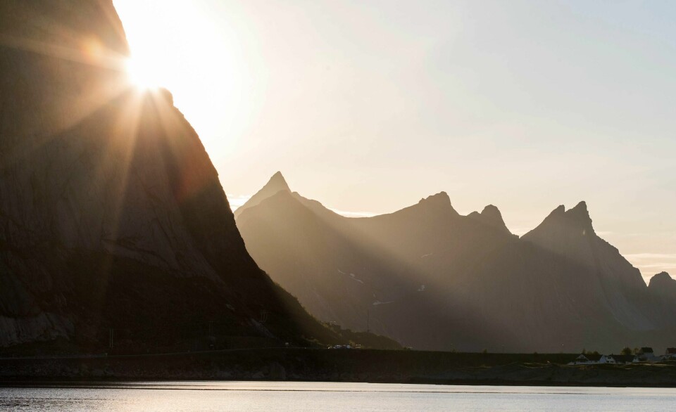 I juni ble det satt en ny rekord i dårlig vær i Nord-Norge. Nå stemmer politikerne i Nordland over været: De ønsker seg fint vær.