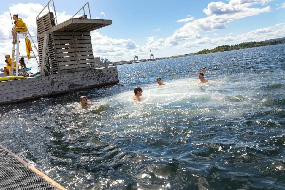 SVØMME: Vil du kjøle deg ned i varmen? Da er det lurt å kunne svømme. Bildet er fra Sørenga i Oslo BADE? Det er fullt mulig å bade selv om været ikke blir helt på topp. Her fra Sørenga i Oslo.