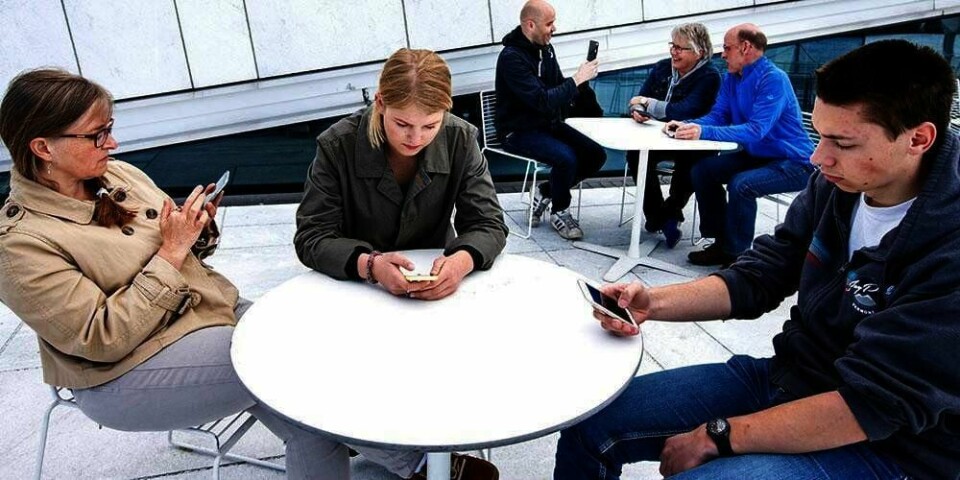 MOBILBRUK: : Både skoleelever og voksne bruker mobiltelefonen veldig ofte. Det kan gå utover resultatene på skolen, ifølge forskning.