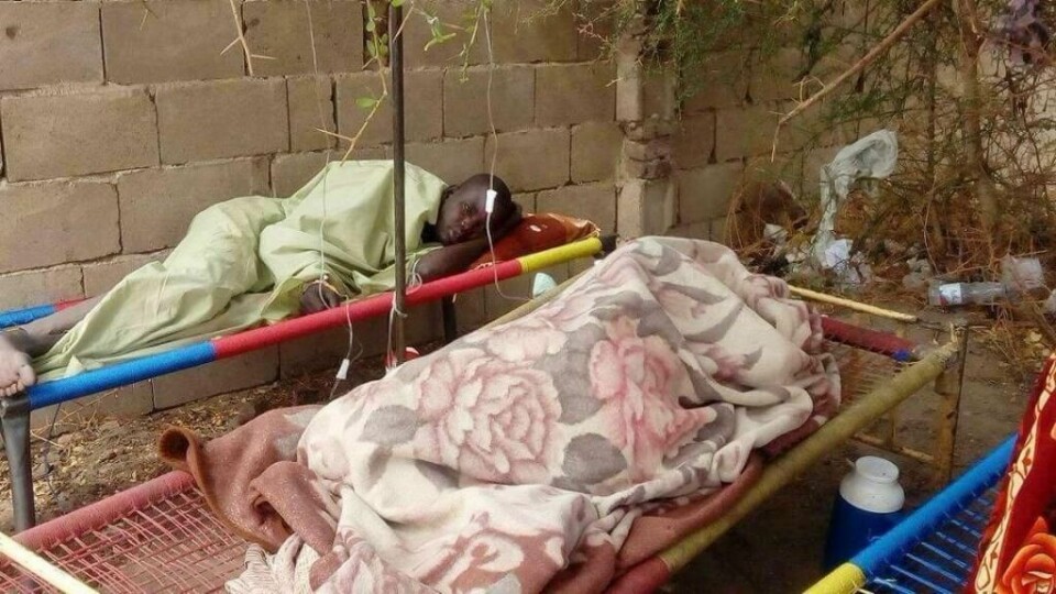 BEHANDLING: Disse to får behandling for kolera på et sykehus i Sudan. Men myndighetene sier at det ikke er utbrudd av sykdommen i landet.