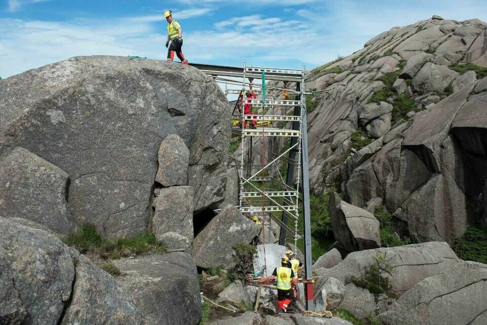 OPPREIST: Arbeidere jobber med å gjøre klart for å sette opp steinen Trollpikken på nytt.