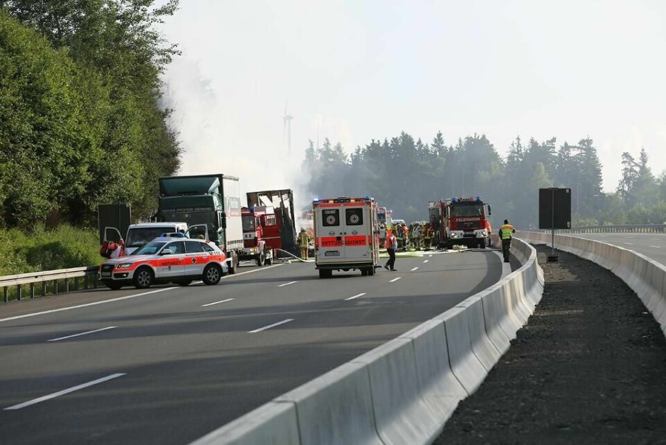 BRANN: En buss brant opp etter en ulykke i Tyskland. Flere er savnet etter brannen.