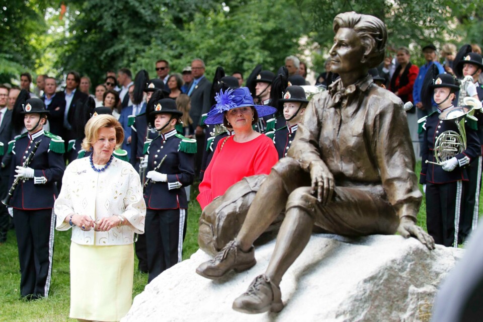 STATUE: Dronning Sonja ( til venstre) fikk en statue av seg selv i gave. Statuen er av dronningen på tur. Dronningen er her sammen med kunstneren Kirsten Kokkin.