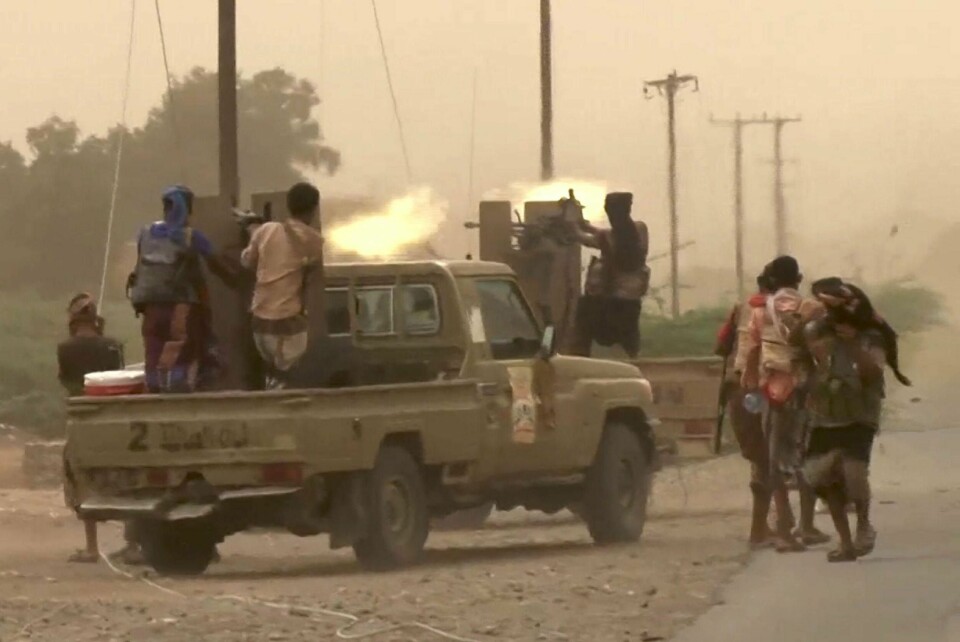 ANGRIPER: Houthi-opprørere blir angrepet. Soldater som støtter regjeringen, skyter mot dem. Bildet er fra 15. juni. De forsøkte å ta flyplassen nær Hodeida fra opprørerne.