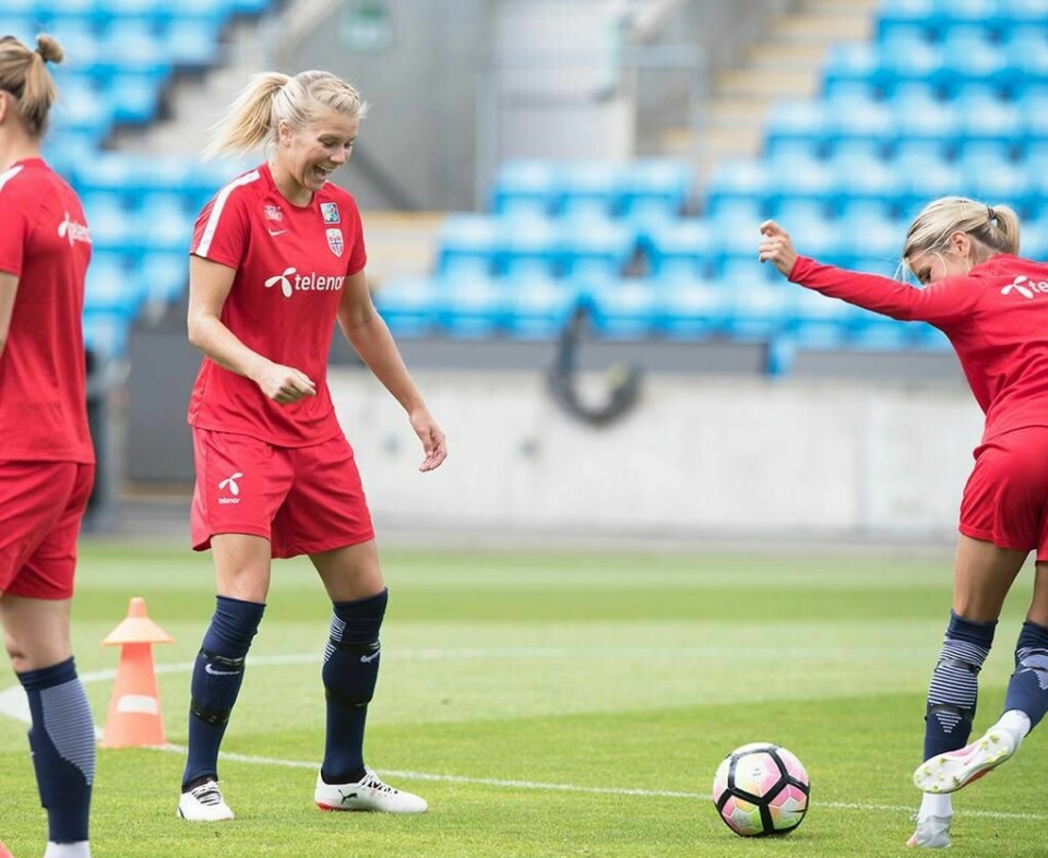 TRENER: Ada Hegerberg og Andrine Hegerberg på trening før EM i fotball.