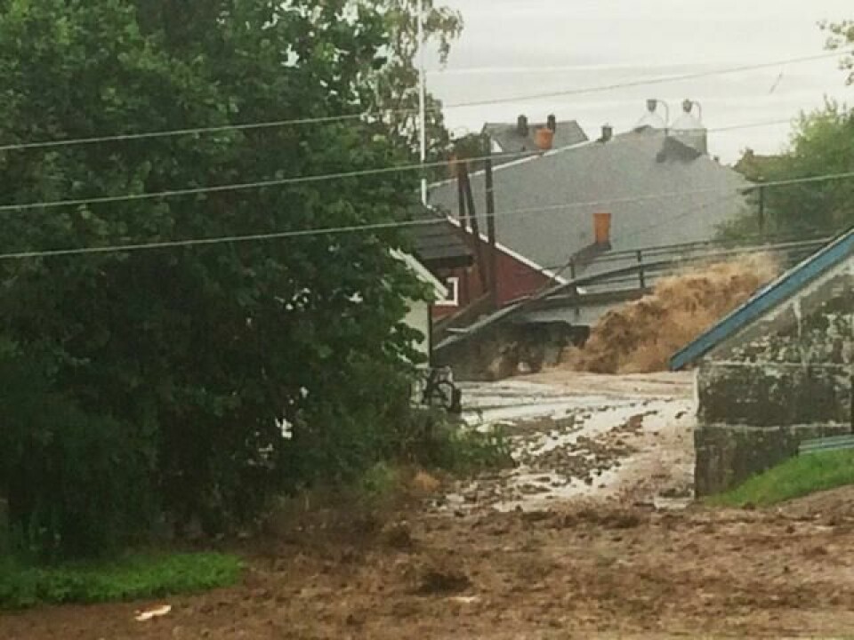ØDELAGT: Veiene er ødelagt i bygda Utvik i Sogn og Fjordane. Bildet viser ødelagt vei i bygda Utvik i Sogn og Fjordane.