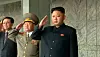 Bildet viser Kim Jong-un som gjør militær hilsen sammen med en mann i uniform.