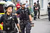 Bildet viser politi i verneutstyr. De jobber på Etterstad i Oslo. En person ble skutt her.