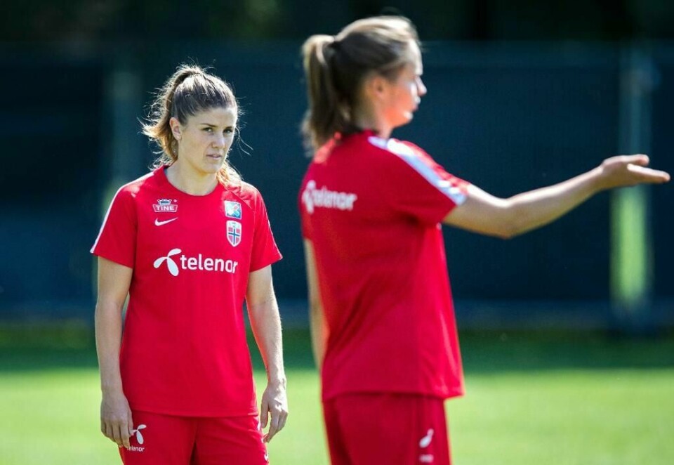 VIL VINNE: Norge kan vinne mot Danmark mandag kveld. Det tror Caroline Graham Hansen (til høyre) og Maren Nævdal Mjelde (til venstre).