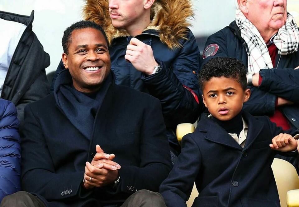 UNG: Shane Kluivert fra fotballaget PSG har avtale med sportsmerket Nike. Han er bare ni år. Her er han med faren Patrick Kluivert. Bildet viser fotballtalent Shane Kluivert med faren Patrick Kluivert.