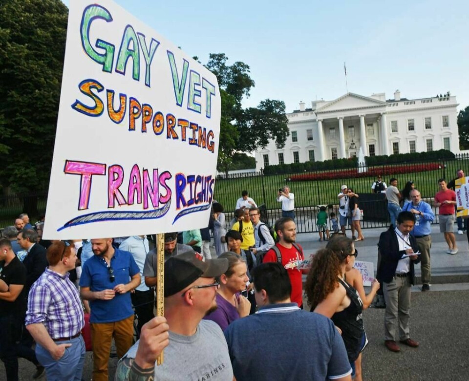 PROTEST: Folk protesterte utenfor Det hvite hus onsdag. De er sinte på president Donald Trump. Han vil ikke ha transpersoner i militæret lenger.