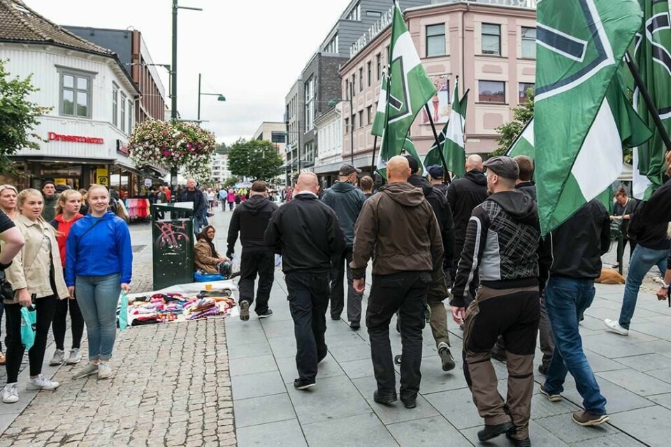 MARSJERTE: Folk fra gruppa Den nordiske motstands-bevegelsen marsjerte i Kristiansand.