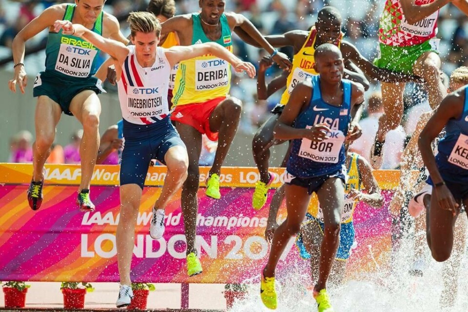 FALT: Jakob Ingebrigtsen konkurrerte i VM søndag. Han falt på 3.000 meter hinder.