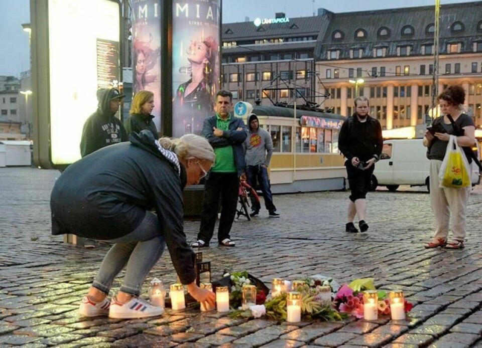 LYS: Folk tenner lys på plassen der ti mennesker ble knivstukket fredag. Det skjedde i Åbo i Finland.