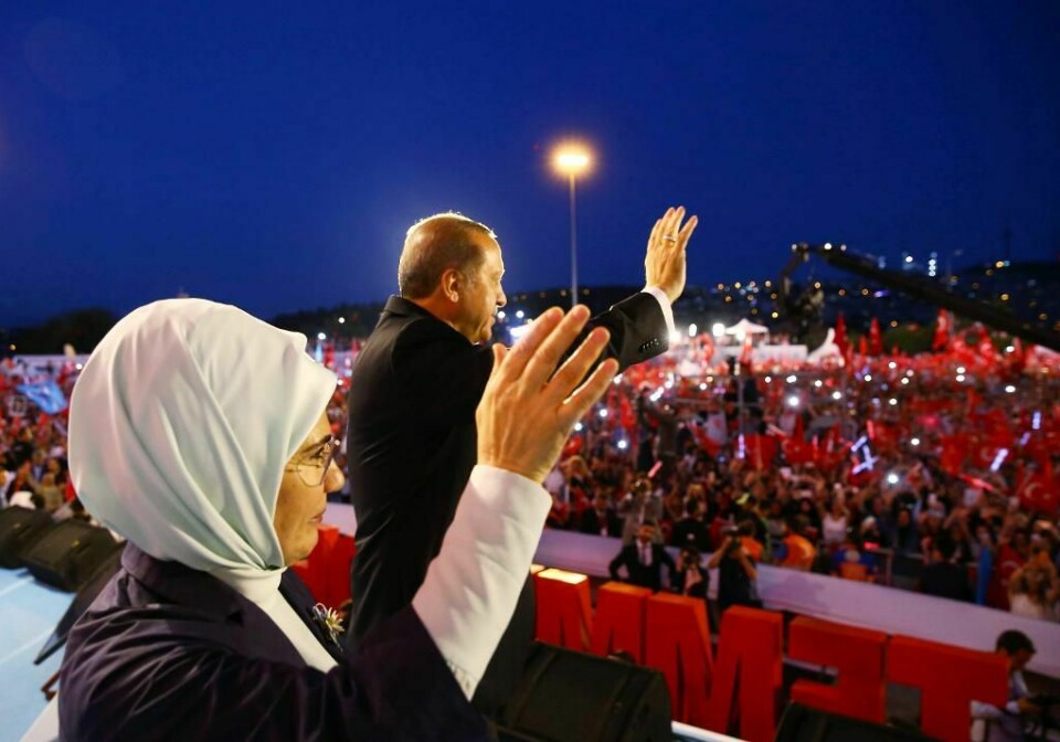 VINKER: Det er ett år siden noen prøvde å kuppe makta i Tyrkia. Dette ble markert 15. juli. Her vinker president Recep Tayyip Erdogan til folk i byen Istanbul.