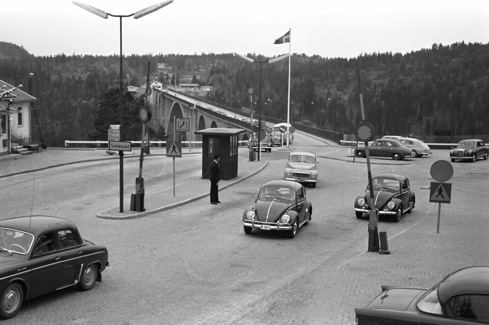 1963: Også da reiste nordmenn til Strømstad i Sverige på skjærtorsdag i påsken. På den tida måtte folk bytte fra høyrekjøring til venstrekjøring ved grensa.
