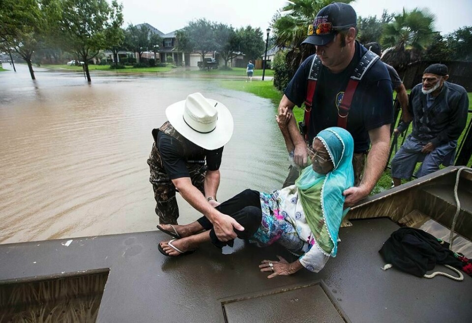 REDDES: En kvinne blir reddet i Houston i Texas. Uværet Harvey skaper mye trøbbel.