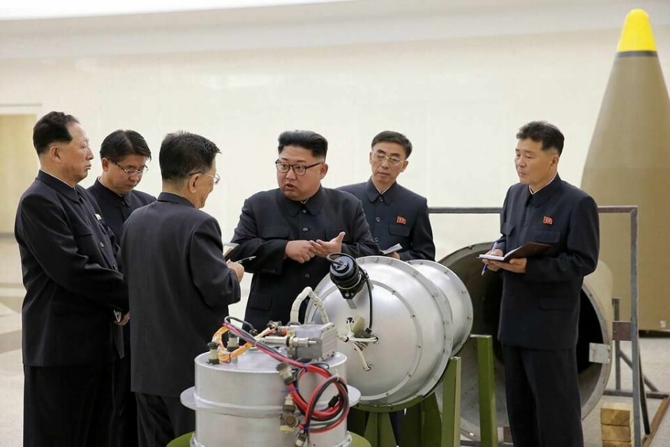 BOMBE: Nord-Korea sendte søndag ut dette bildet. Det skal vise landets leder Kim Jong-un som ser på en hydrogen-bombe som blir lastet inn i en rakett. Men eksperter tror ikke de har klart å lage en så liten bombe.