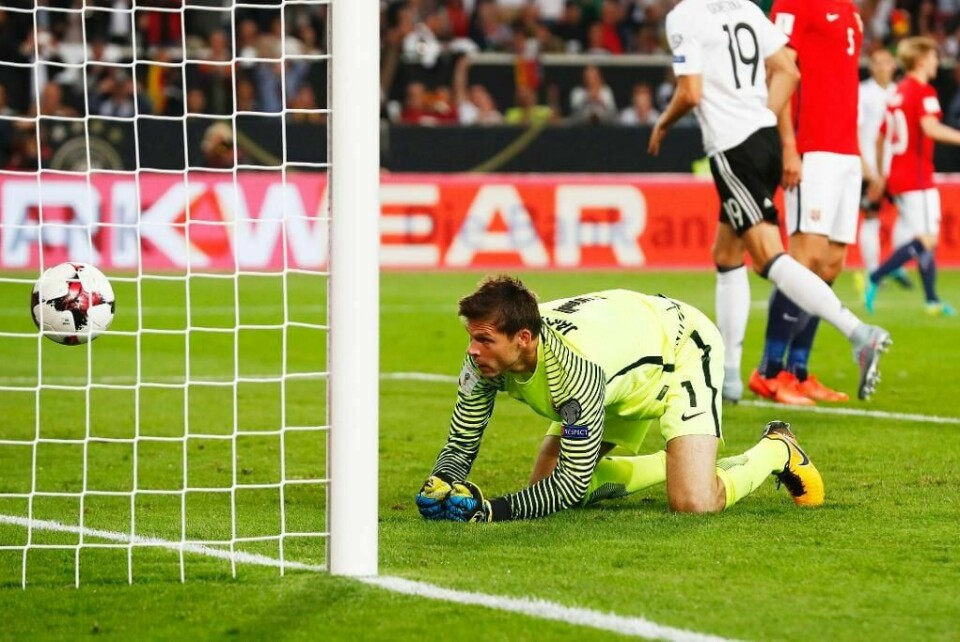 MÅL: Seks ganger måtte keeper Rune A. Jarstein hente ut ballen fra mål.