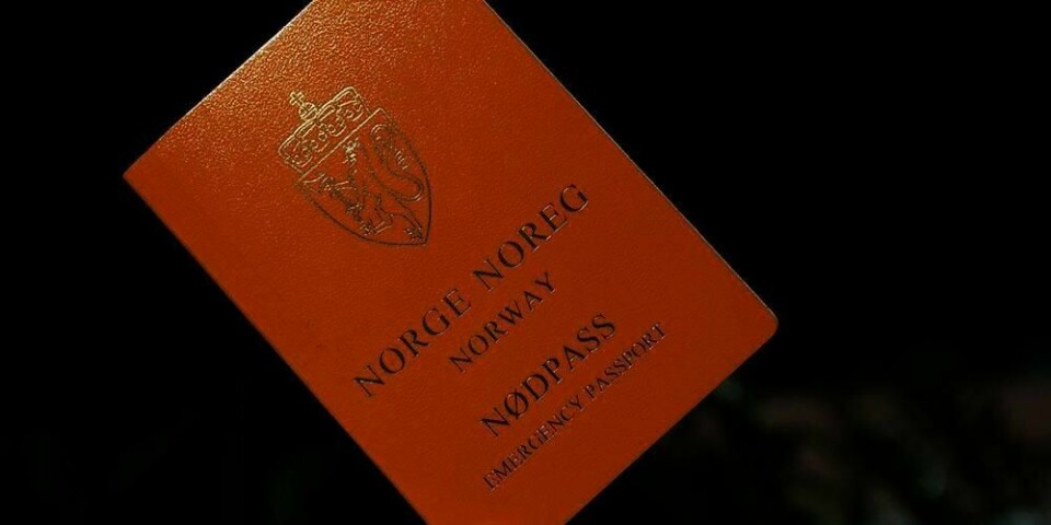 NØDPASS: : Slik ser det gule nødpasset ut. Det gjelder for en reise. Men du kan ikke håpe på å få med deg et slikt fra Oslo lufthavn Gardermoen i sommer.