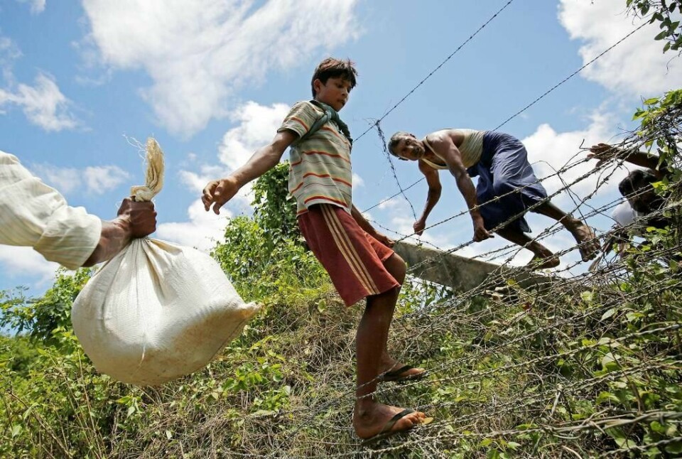 FLYKTER: Folk fra minoriteten rohingya flykter over grensa til Bangladesh.
