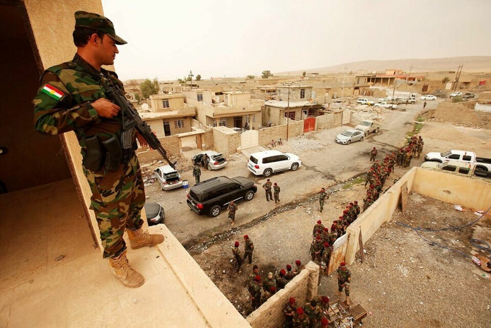 VOKTER: En kurdisk peshmerga-soldat passer på sine medsoldater. De stemmer for at Kurdistan skal bli uavhengig fra Irak.