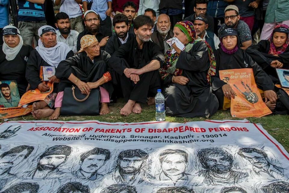 SAVNET: Disse foreldrene har mistet sine barn. Flere tusen personer har forsvunnet på mystisk vis i Kashmir-området i India.