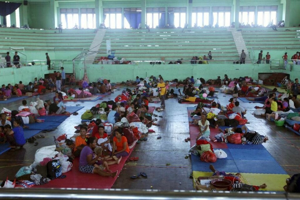 EVAKUERT: Mange tusen har måttet dra fra husene sine på Bali i Indonesia. I Klungkung har flere søkt tilflukt i en sportshall. En vulkan kan få utbrudd når som helst.