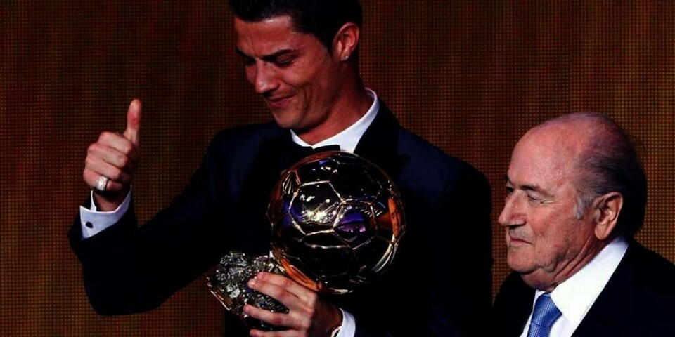 RØRT TIL TÅRER:  Cristiano Ronaldo var rørt til tårer da han ble kåret til verdens beste fotballspiller av FIFA. Ved siden av ham står FIFAs president Sepp Blatter.