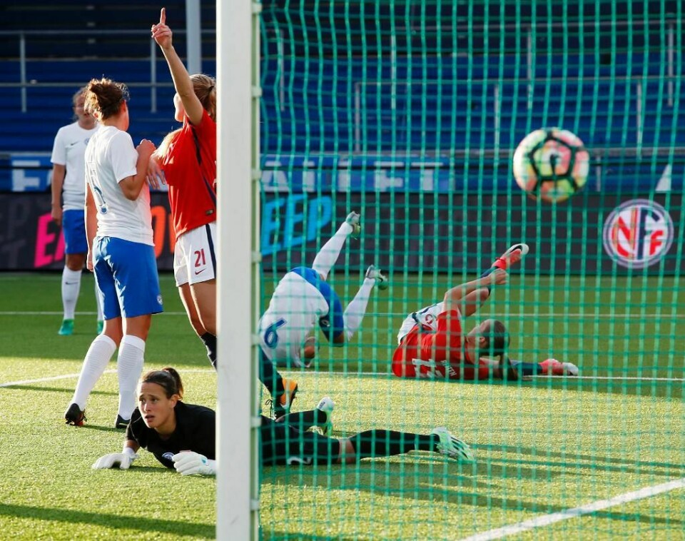 MÅL: Her har Norge skåret ett av sine mål. Stillingen ble til slutt 6-1 til Norge.