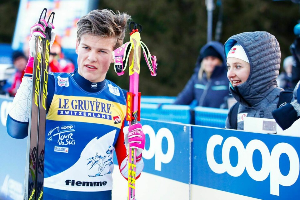 HEIET: Johannes Høsflot Klæbo har akkurat kommet i mål. Ingvild Flugstad Østberg hadde allerede vunnet av kvinnene. Begge var først opp monsterbakken i Val di Fiemme i Italia. Det tjente de godt på.