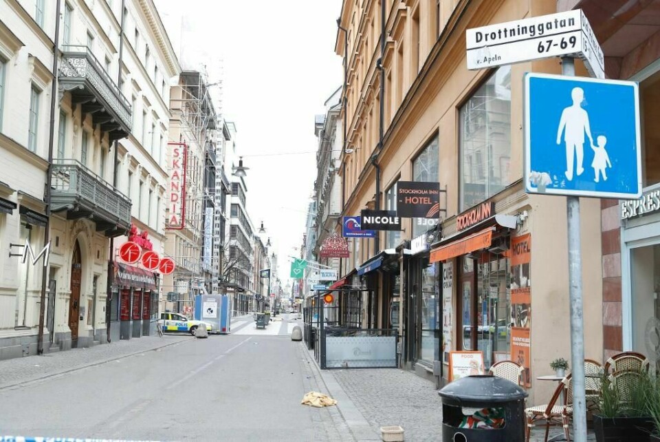 ANGREP: Bildet viser Drottninggatan i Stockholm i Sverige. Bildet er tatt dagen etter et terrorangrep i april i år. Nå har det kommet trussel om et nytt angrep.