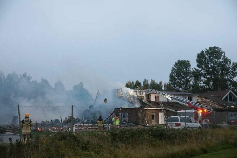 BRANN: Tirsdag morgen hadde brannvesenet fått kontroll over brannen i en moské. Politiet tror brannen i den svenske byen Örebro kan være påsatt.