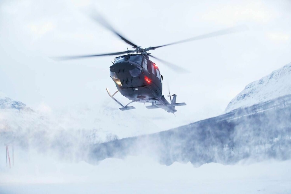 VANSKELIG: Et helikopter fra Forsvaret forsøkte å finne de savnede skiløperne. Det skjedde søndag. Men det ble for dårlig vær.