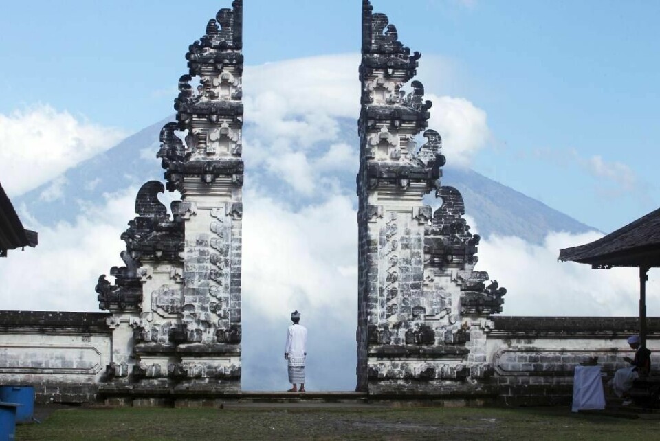 FRYKTER: Folk på Bali frykter vulkanen Agung.