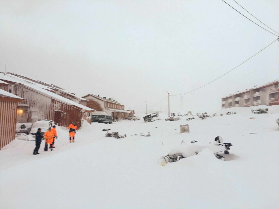 VIND: Uvær med kraftig vind gjør at folk på Svalbard må flytte fra husene sine. Det er for å hindre at folk blir tatt av skred. Bildet er tatt etter skredulykken i 2015.