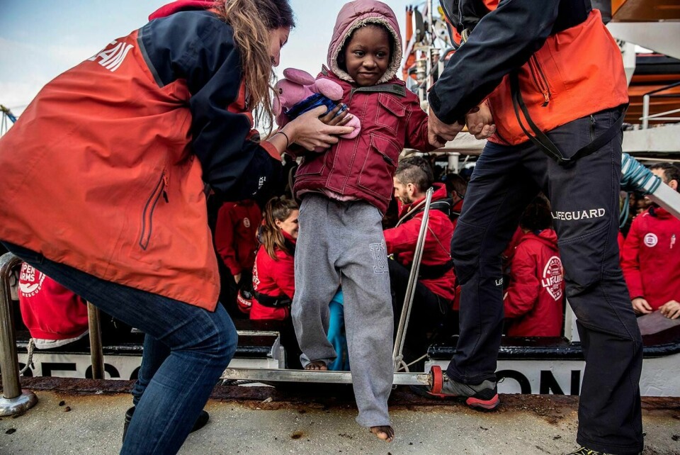 SPANIA: Denne jenta ble reddet på flukt over Middelhavet. Hun kom i land med et skip i Algeciras i Spania. Nå skal myndighetene vurdere om hun får blir der. Men stadig færre flykter til Europa sjøveien. Det blir stadig vanskeligere å få komme i land eller å komme videre.