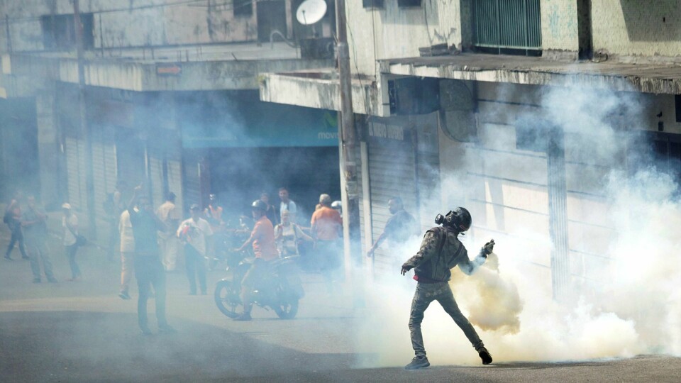 KAMPER: Folk protesterer i gatene i Venezuela. De krever demokrati og protesterer mot presidenten.