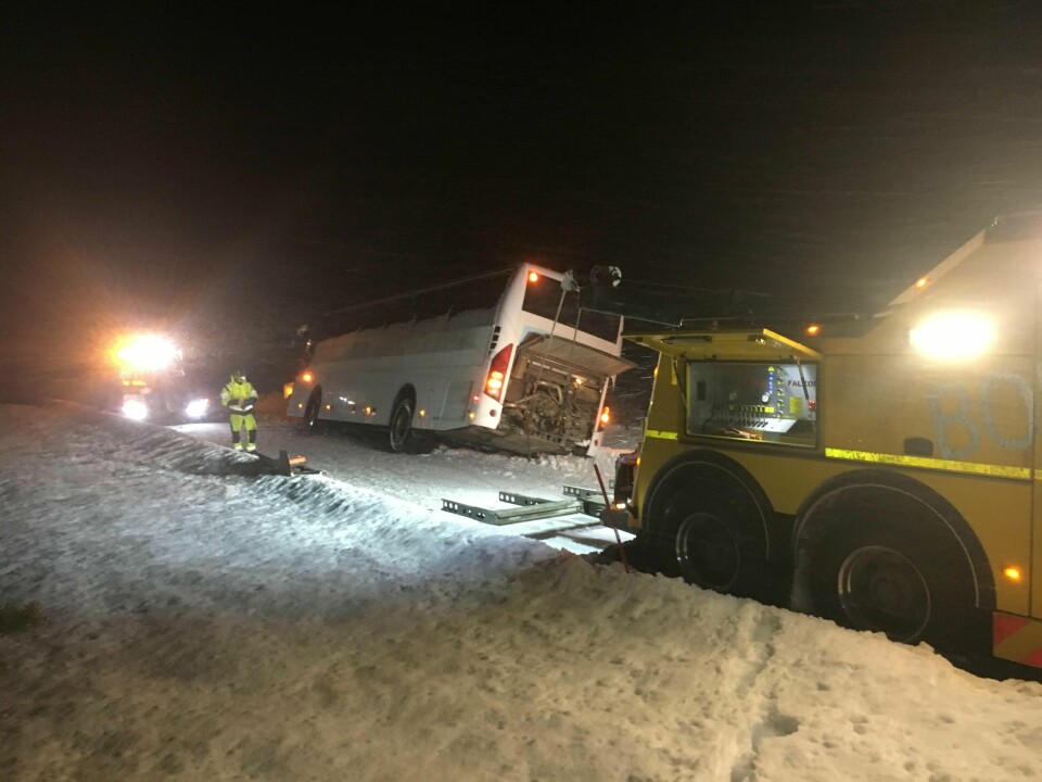 VIND: Kraftig vind skaper problemer i Nord-Norge. En skolebuss blåste av veien torsdag. Hendelsen skjedde i Valnesfjord i Nordland.