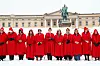 Bildet viser en lang rekke kvinner på Slottsplassen. De har på seg røde kapper og hvite kyser. Det er et kostyme fra nettserien «A Handmaid's tale». Kvinnene protesterte mot den nye regjeringens politikk om abort.