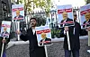 Bildet viser folk som protesterer mot drapet på journalist Jamal Khashoggi.